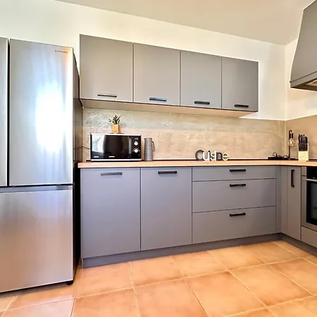 Les Lauriers Blancs Air-Conditioned Villa With Swimming Pool *